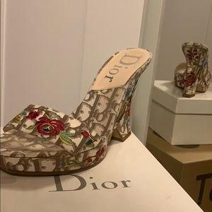 Authentic
 amor Dior wedges made in Italy 🇮🇹
